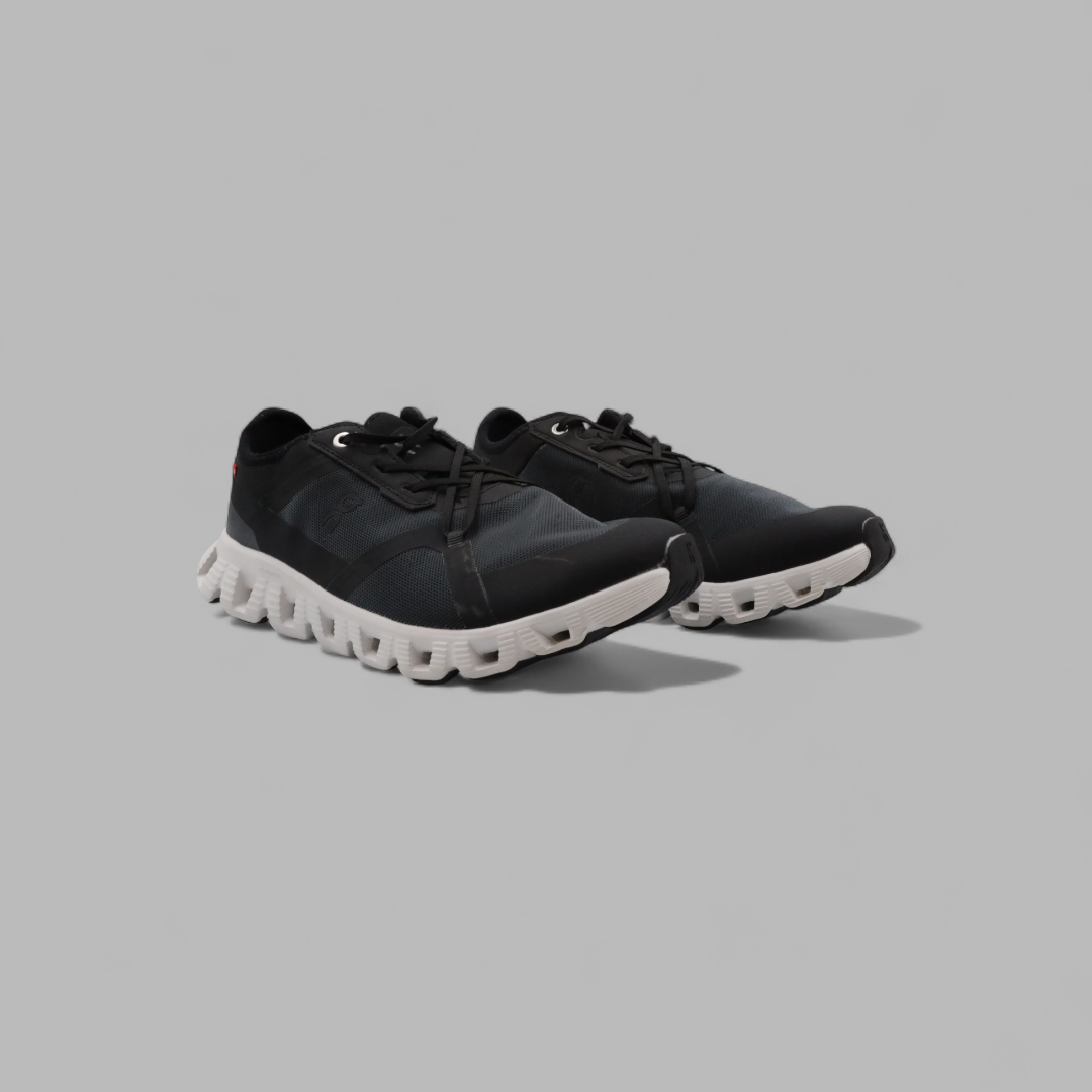 On Running – Black and White